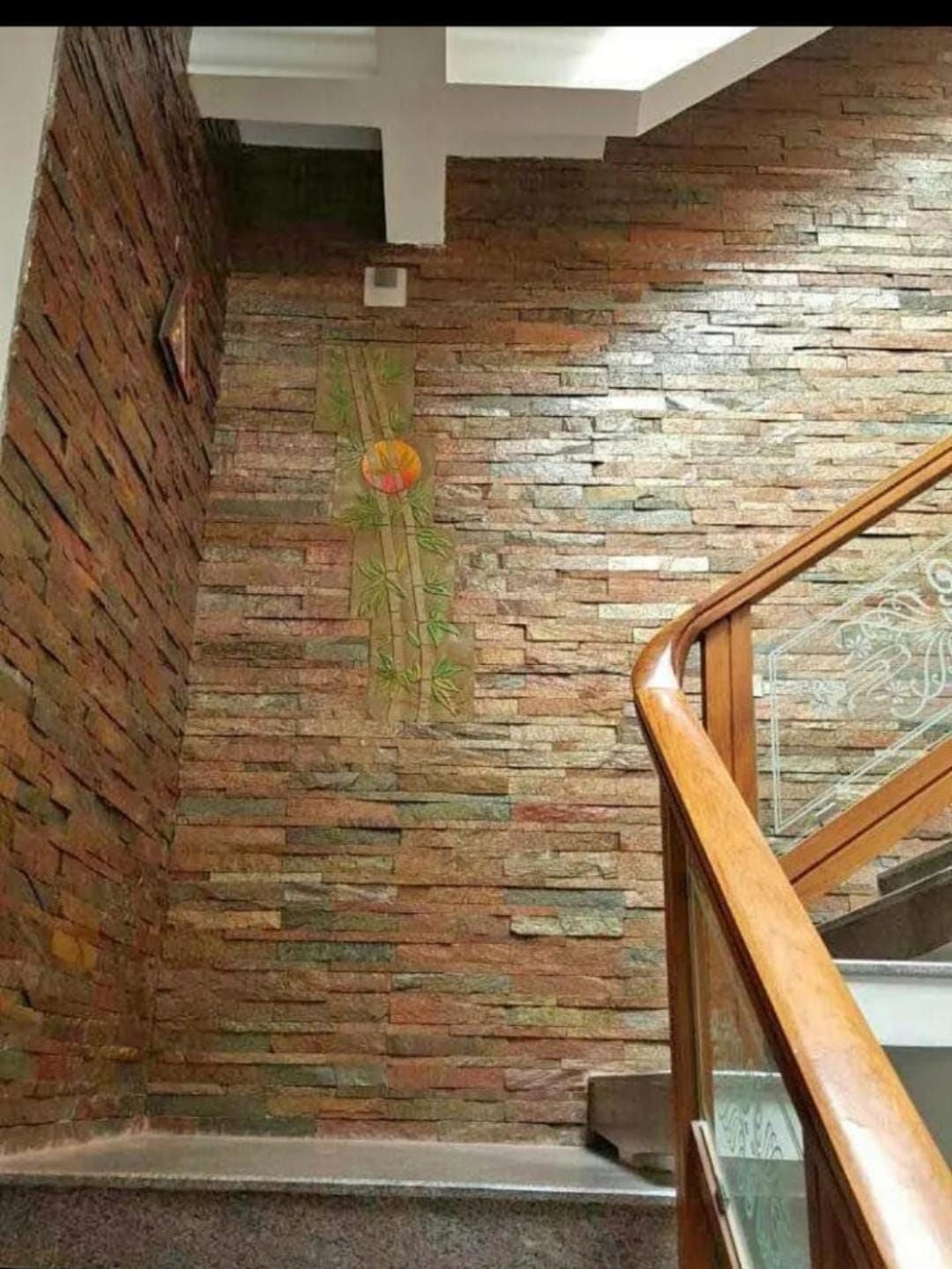 Multicolour slate staircase wall with bamboo motif